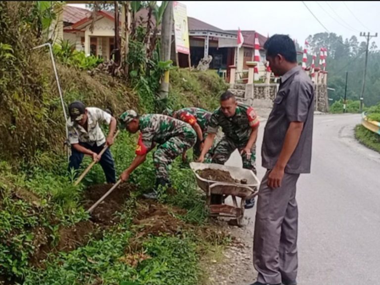 Kekompakan Babinsa Koramil 05/DS Melaksanakan Jum,at Bersih Bersama Warga Desa Parsingguran 1
